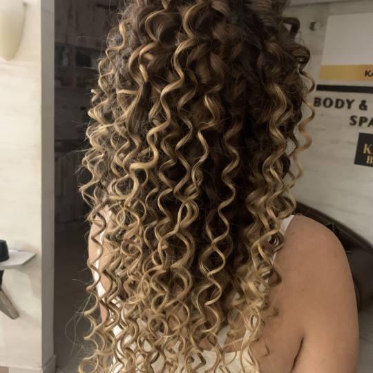 Kalina Beauty #beograd Feniranje i stilizovanje Za savrsen izgled vase kose
Predlazemo afro lokne