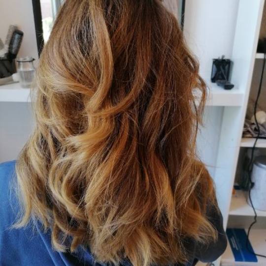 Salon Klinik #beograd Feniranje i stilizovanje Feniranje na lokne - duga kosa Feniranje na talase