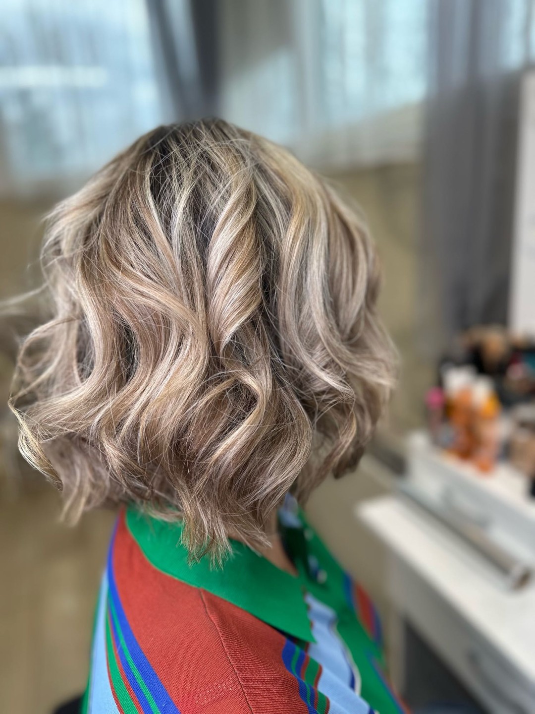 Bibi beauty centar #beograd Pramenovi Pramenovi na foliju u 1 / 2 boje / blanšem + preliv - kosa srednje dužine