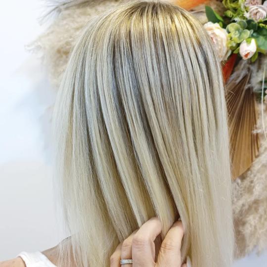 Colore beauty Lab #beograd Pramenovi Korekcija pramenova Blond sa svetlim pramenovima i prirodnom du