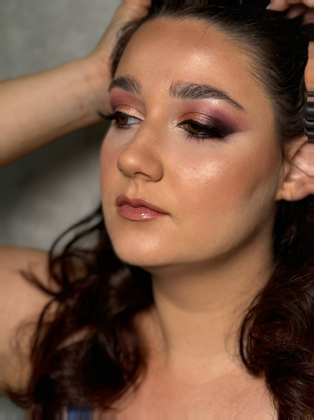 M Studio 0303 - Vojvode Bojovića #novisad Make-up / šminkanje Profesionalno šminkanje + peglanje / lokne (podrazumeva dolazak sa čistom kosom )