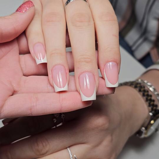 Elegance Touch #beograd Manikir Korekcija/Izlivanje noktiju gelom - M dužina noktiju + frenč/boja/