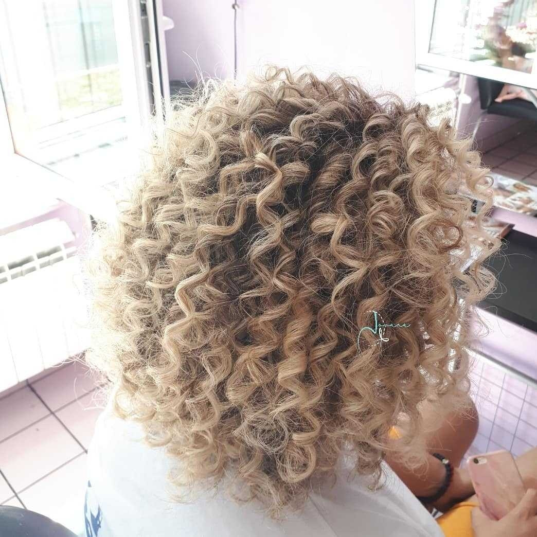 Jovana + #beograd Uvijanje, lokne i talasi Afro lokne - srednja kosa