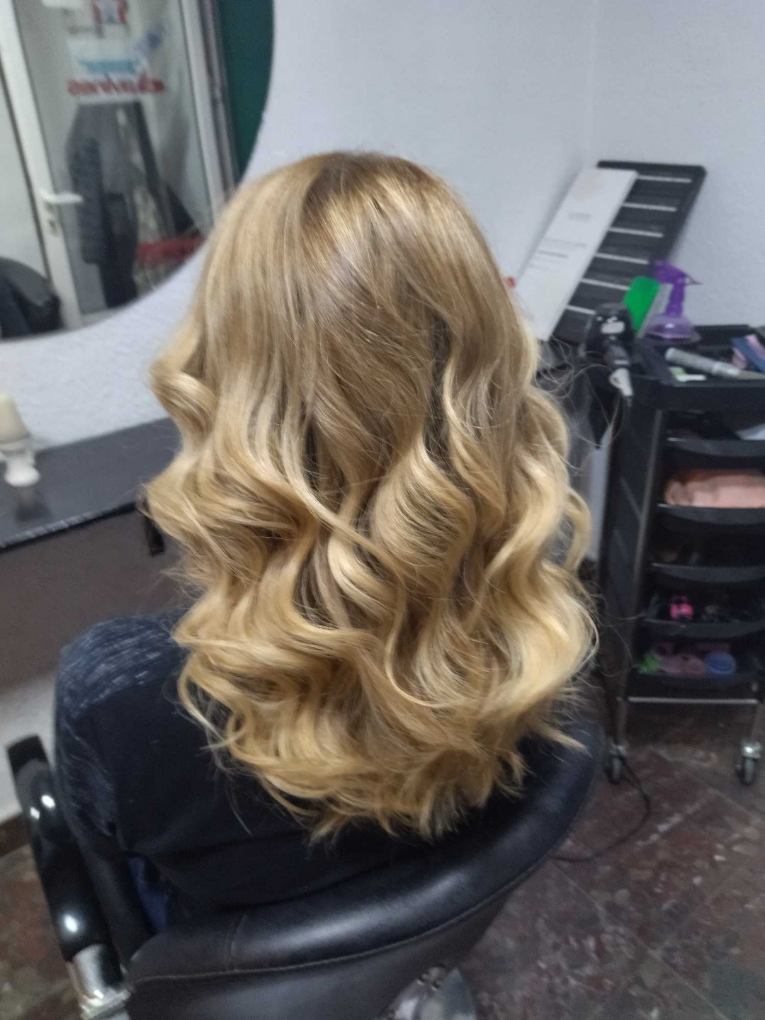 Feniranje četkom na talase / lokne - kosa srednje dužine - Tmins - My Way Palilula, Beograd Feniranje i stilizovanje Frizerski saloni Feniranje i stilizovanje, Beograd, Palilula centralni deo