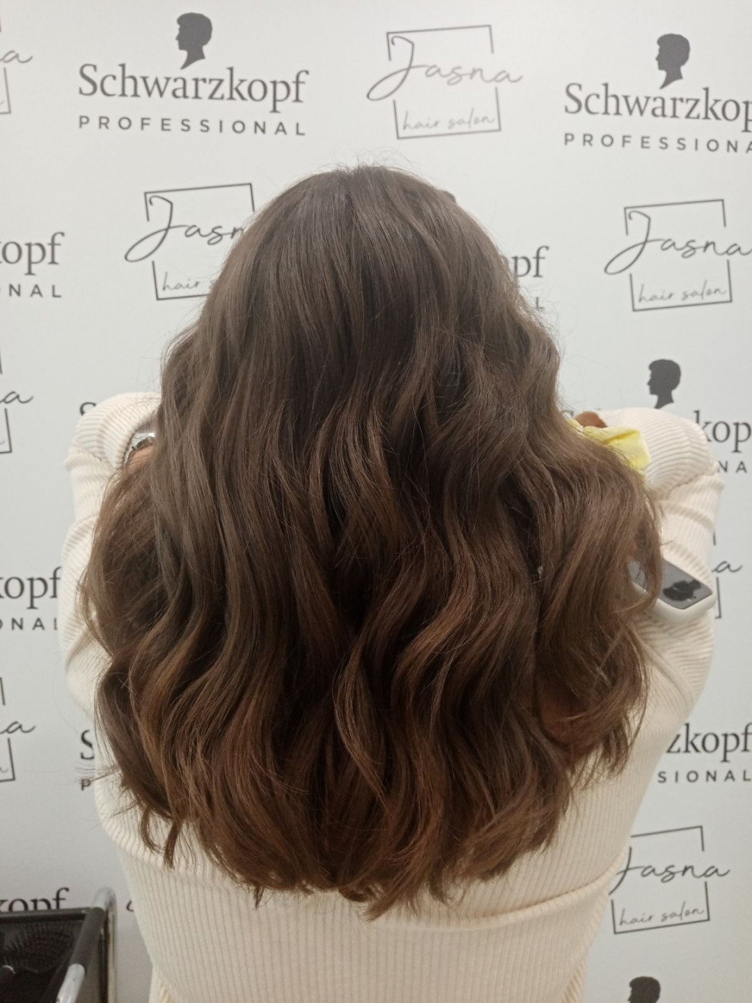 Jasna hair salon #beograd Feniranje i stilizovanje Feniranje prema tipu kose na ravno / talase + tretman - kosa srednje dužine