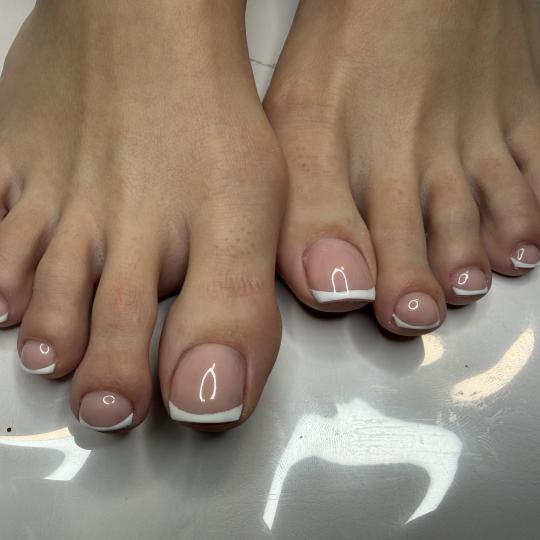 Elle beauty center #novisad Estetski pedikir Aparatni pedikir + trajni lak