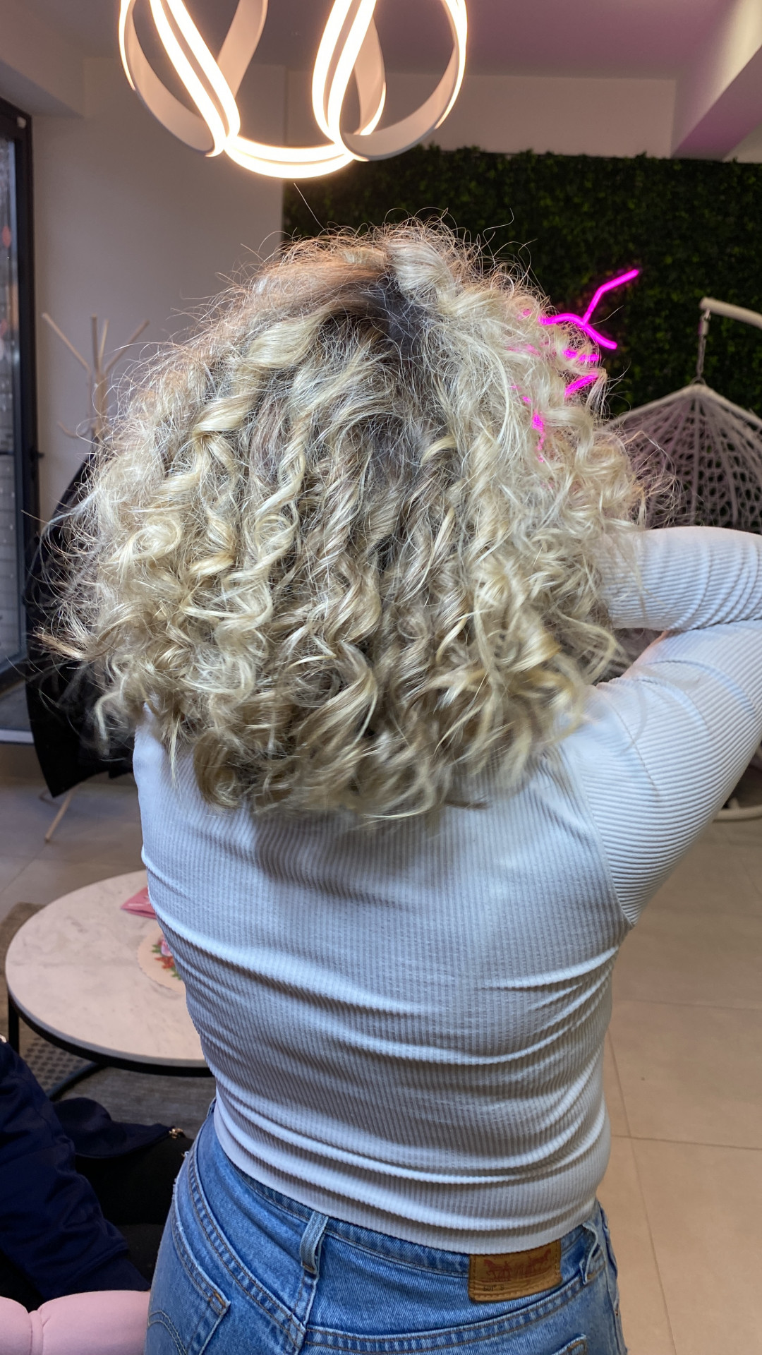 Beauty Cocktail #beograd Uvijanje, lokne i talasi Afro lokne - kosa srednje dužine