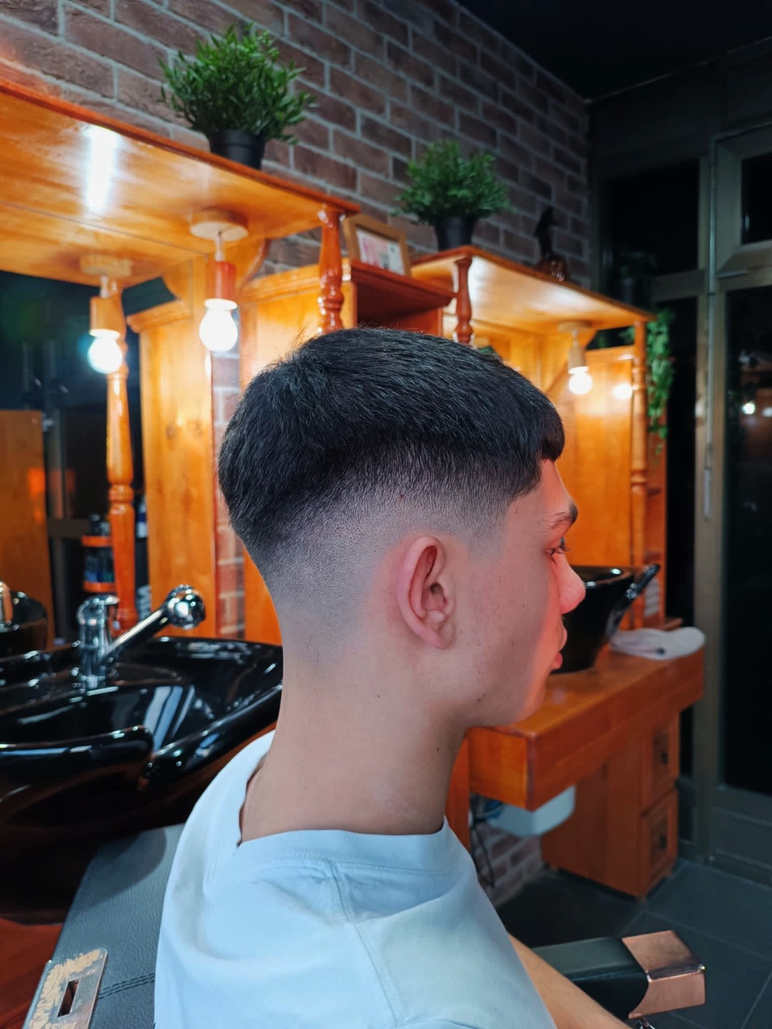 Barber Shop Sekira - Vidikovac #beograd Muško šišanje Muško šišanje fade + gratis pranje kose + piće