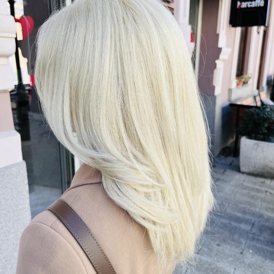 In line 1 #pancevo Feniranje i stilizovanje Feniranje na ravno - kosa srednje dužine