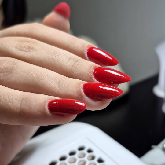 Krispy tattoo & nails #beograd Korekcija noktiju Korekcija noktiju - M dužina Nokti-crveni badem 
