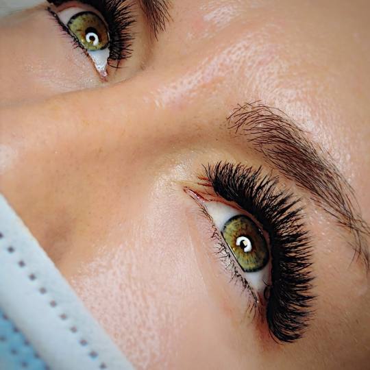 Gloss studio #nis Nadogradnja trepavica Nadogradnja svilenih trepavica - ruski volumen