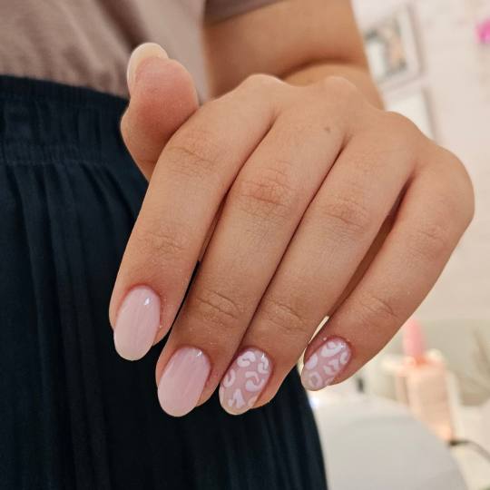 Beauty centar by Alex R #novisad Ojačavanje noktiju Ojačavanje prirodnih noktiju gelom