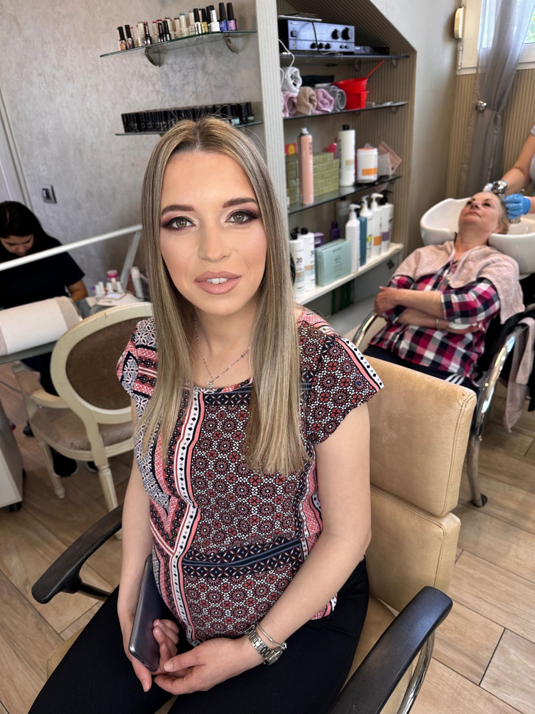 Bibi beauty centar #beograd Make-up / šminkanje Profesionalno šminkanje + veštačke trepavice + svečana frizura