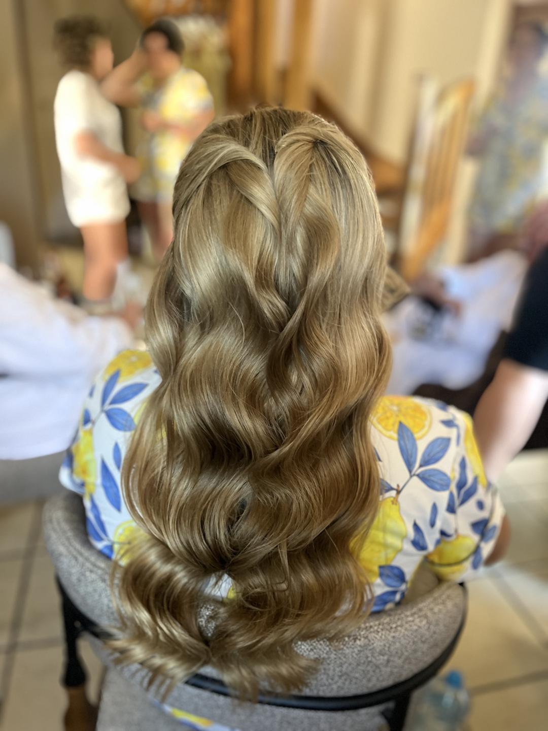 Uvijanje kose na lokne figarom/presom - kosa srednje dužine - Pudra beauty, Beograd Feniranje i stilizovanje Frizerski saloni Feniranje i stilizovanje, Beograd, Centar, Stari grad, Dorćol