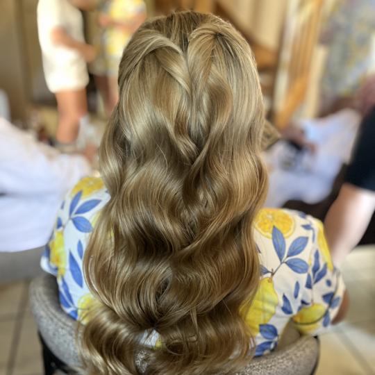 Pudra beauty #beograd Feniranje i stilizovanje Uvijanje kose na lokne figarom/presom - kosa srednje 