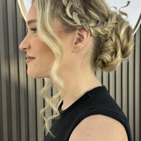 Princess beauty #nis Farbanje kose Svečana frizura - punđa sa loknama