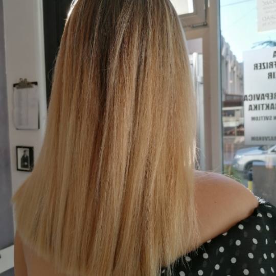 Salon Klinik #beograd Feniranje i stilizovanje Feniranje lokne / talase - kratka / kosa srednje duž