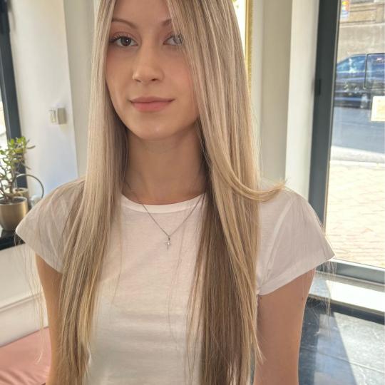 Esthetique Privé #beograd Pramenovi Pramenovi na foliju +Preliv + Feniranje +Šišanje +Black Cavia