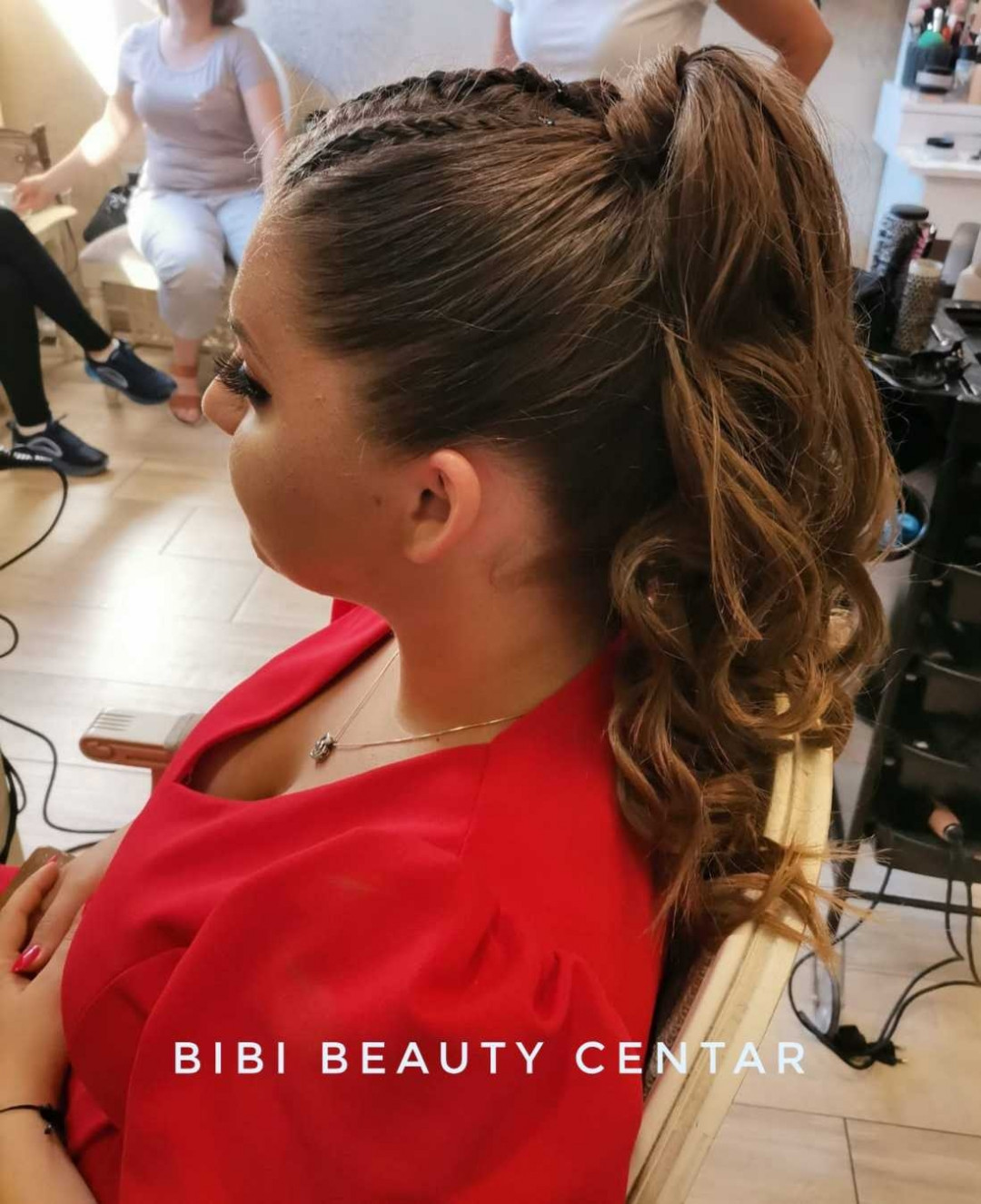 Bibi beauty centar #beograd Make-up / šminkanje Profesionalno šminkanje + veštačke trepavice + svečana frizura