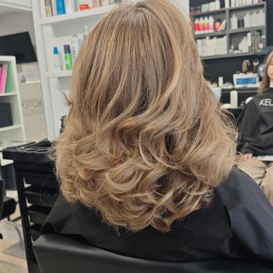 Kotenkova Studio & Education #beograd Feniranje i stilizovanje Feniranje na lokne - kosa srednje du�