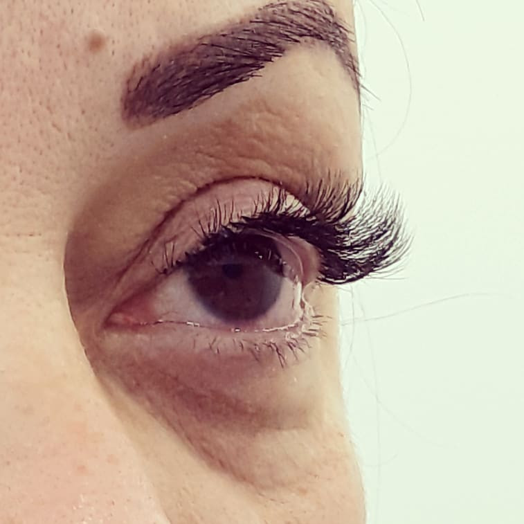 Albina Unisex Studio Lepote #temerin Nadogradnja trepavica Nadogradnja volumenskih trepavica 4D + oblikovanje obrva GRATIS