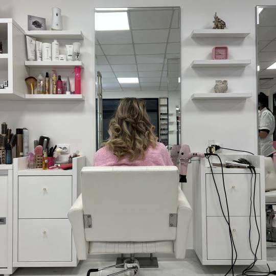 Grkinja Beauty Studio #krusevac Ispravljanje kose Feniranje na lokne - kosa srednje dužine