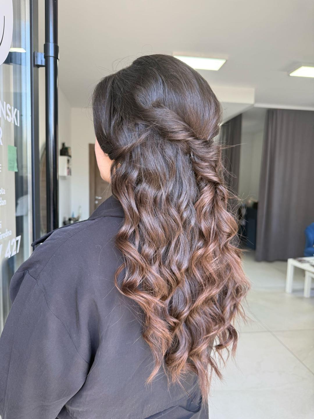 Svečana frizura - složena - Hair studio Mari, Beograd Svečane i frizure za svadbu Frizerski saloni Svečane i frizure za svadbu, Beograd, Mirijevo