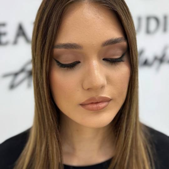 GM Beauty studio #beograd Make-up / šminkanje Profesionalno šminkanje + veštačke trepavice