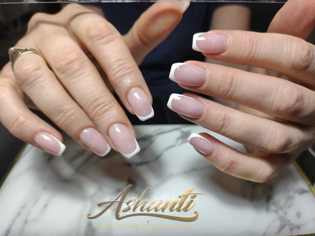 Ashanti Beauty Salon & Academy #beograd Ojačavanje noktiju Ojačavanje prirodnih noktiju gelom - french