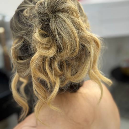 GM Beauty studio #beograd Svečane i frizure za svadbu Svečana frizura