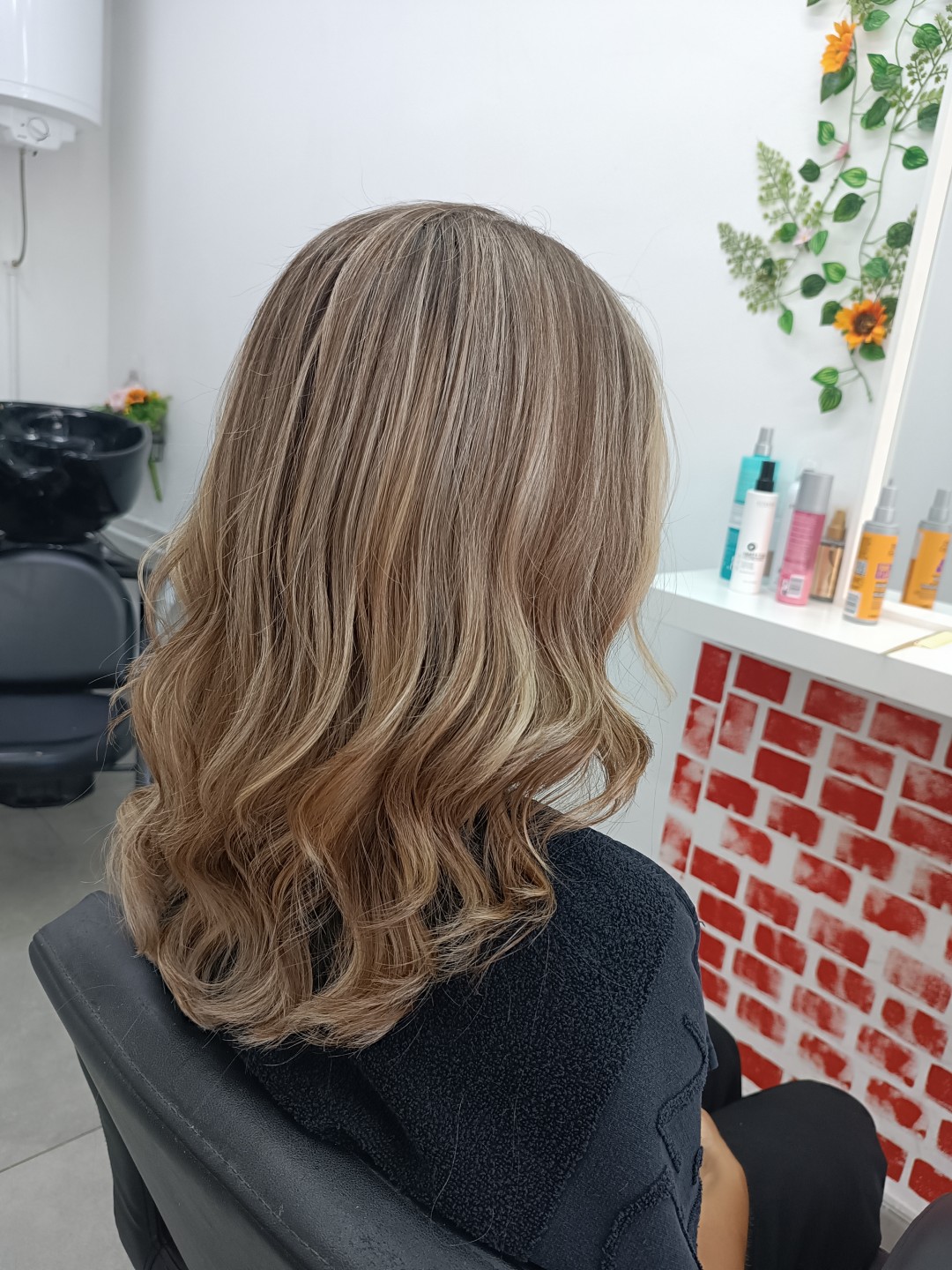 Travijata Donna #novisad Farbanje kose Balayage ili Farbanje izrastka + pramenovi blanšom + preliv - kosa srednje dužine